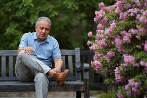 Wat zijn de symptomen van polyneuropathie in de voeten?